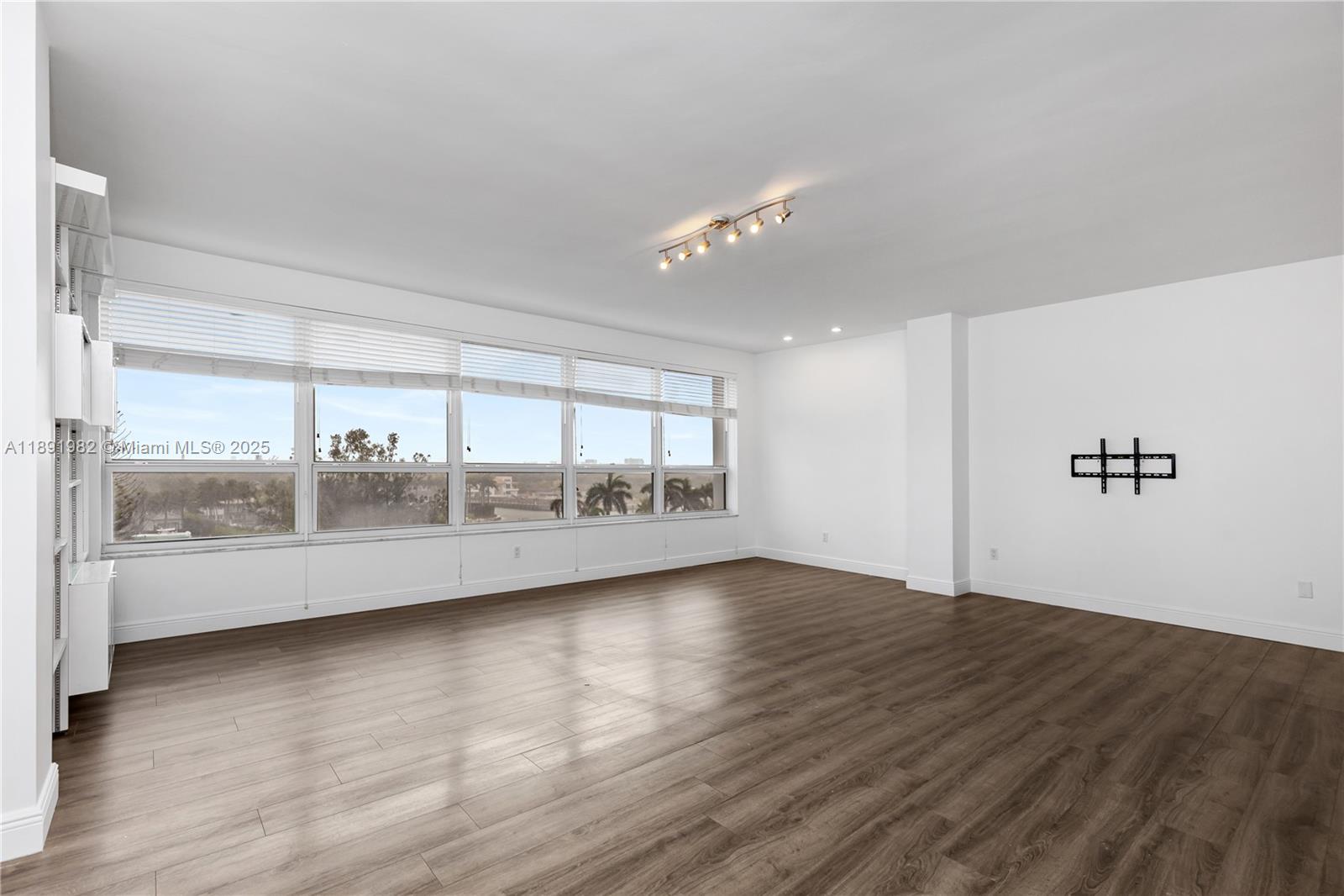 THE EXECUTIVE CONDO - Residential Lease