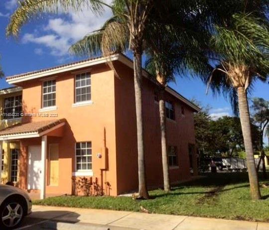 Spacious corner unit 3 bedroom/2.5 bath townhouse located in Sienna Club. Ceramic tile downstairs and wood upstairs. Stacked washer/dryer in unit and located downstairs. Spacious family home!