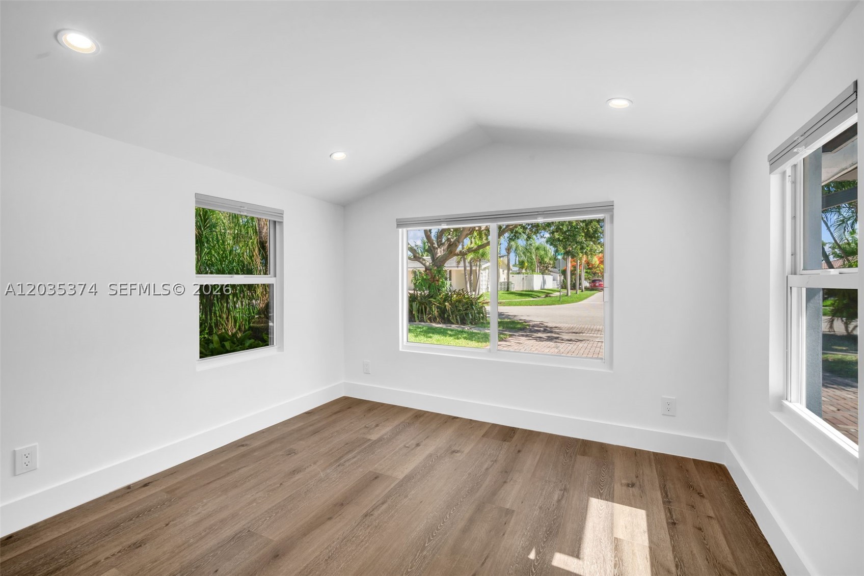 IMPERIAL POINT 1 SEC - Residential