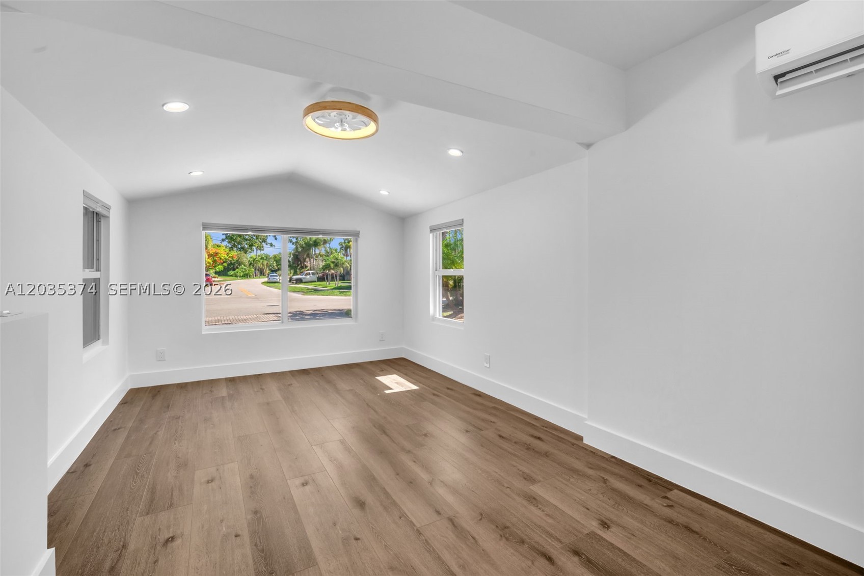 IMPERIAL POINT 1 SEC - Residential