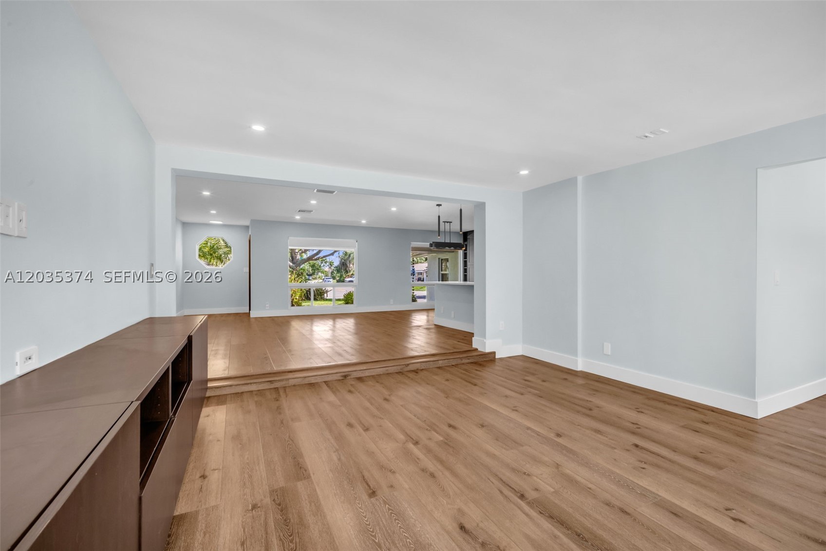 IMPERIAL POINT 1 SEC - Residential