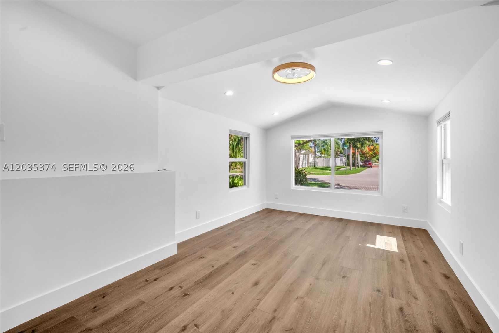 IMPERIAL POINT 1 SEC - Residential
