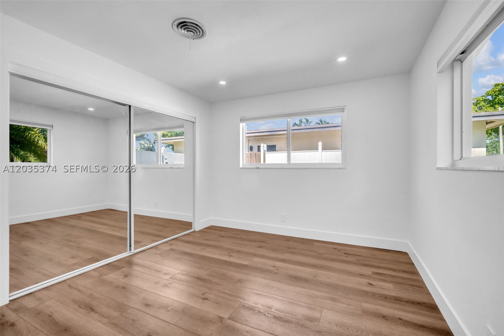IMPERIAL POINT 1 SEC - Residential