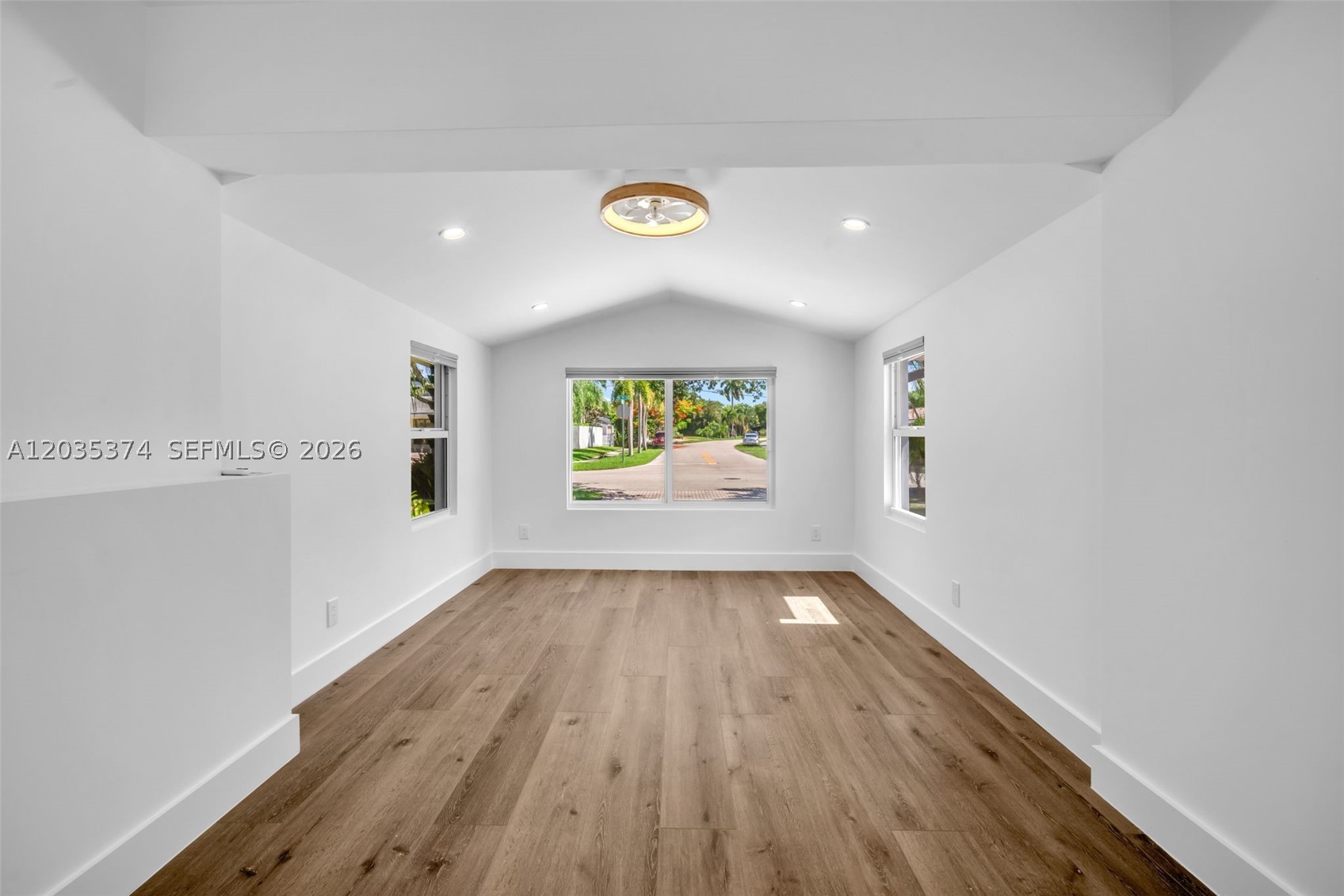 IMPERIAL POINT 1 SEC - Residential