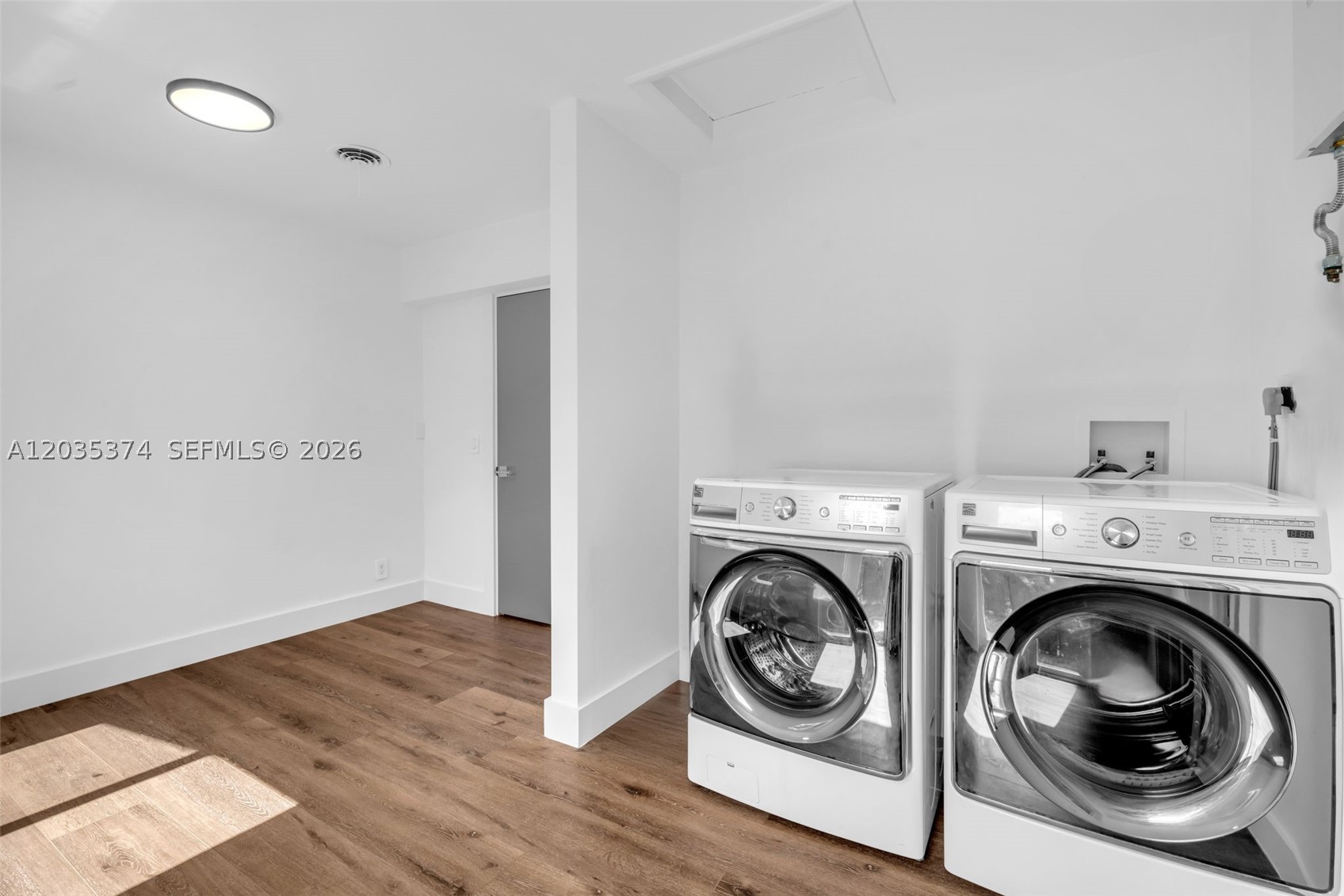IMPERIAL POINT 1 SEC - Residential