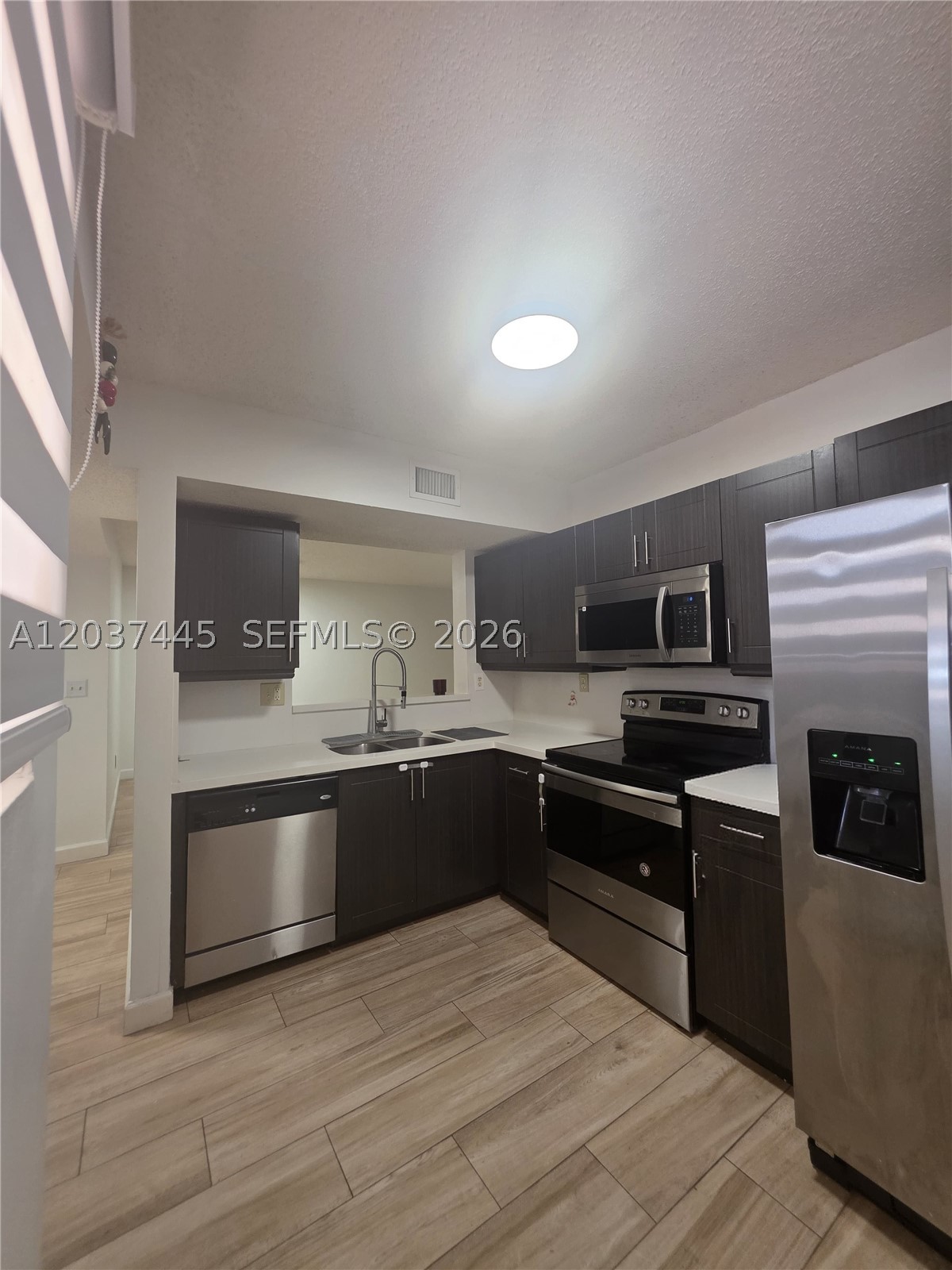 Apartment in an excellent location, close to highways, schools, and shopping. Features spacious areas in great condition. Situated in a quiet and well-maintained community, perfect for comfortable living.