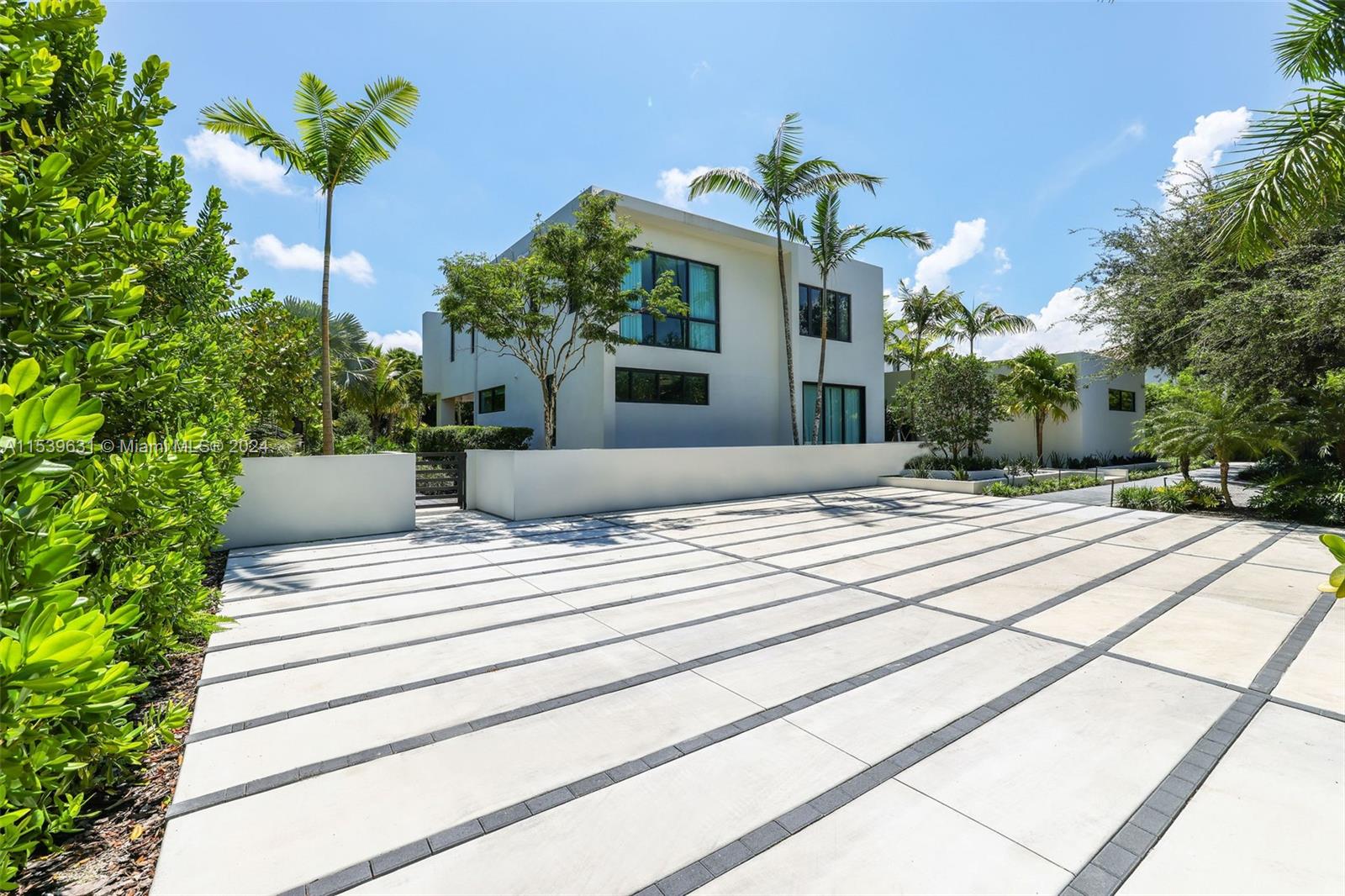 TOWN & RANCH ESTS - Residential