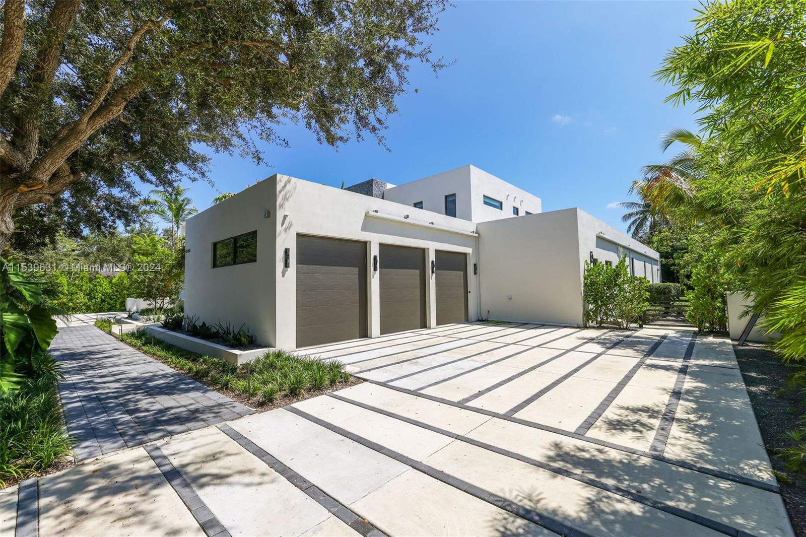 TOWN & RANCH ESTS - Residential