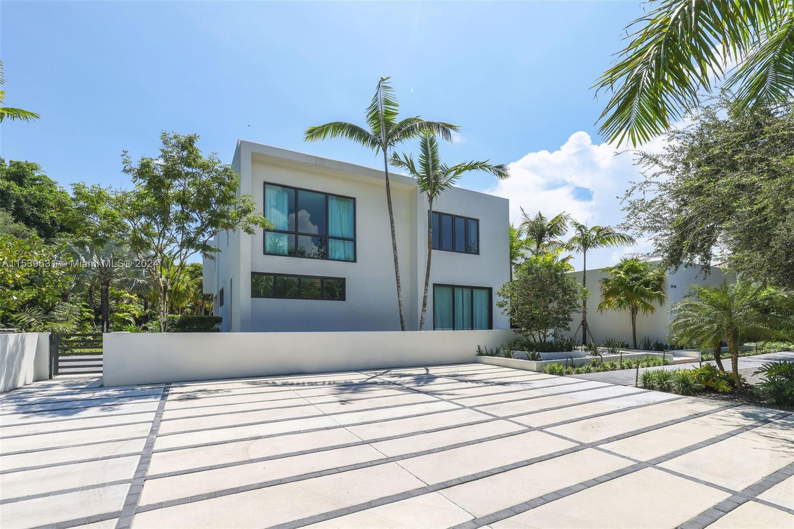 TOWN & RANCH ESTS - Residential
