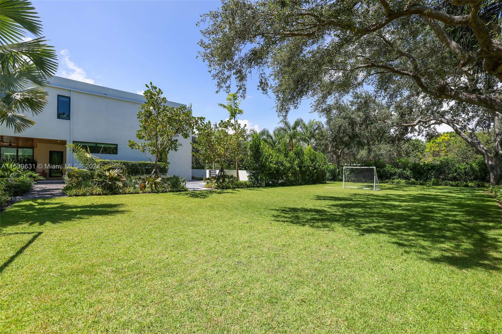 TOWN & RANCH ESTS - Residential
