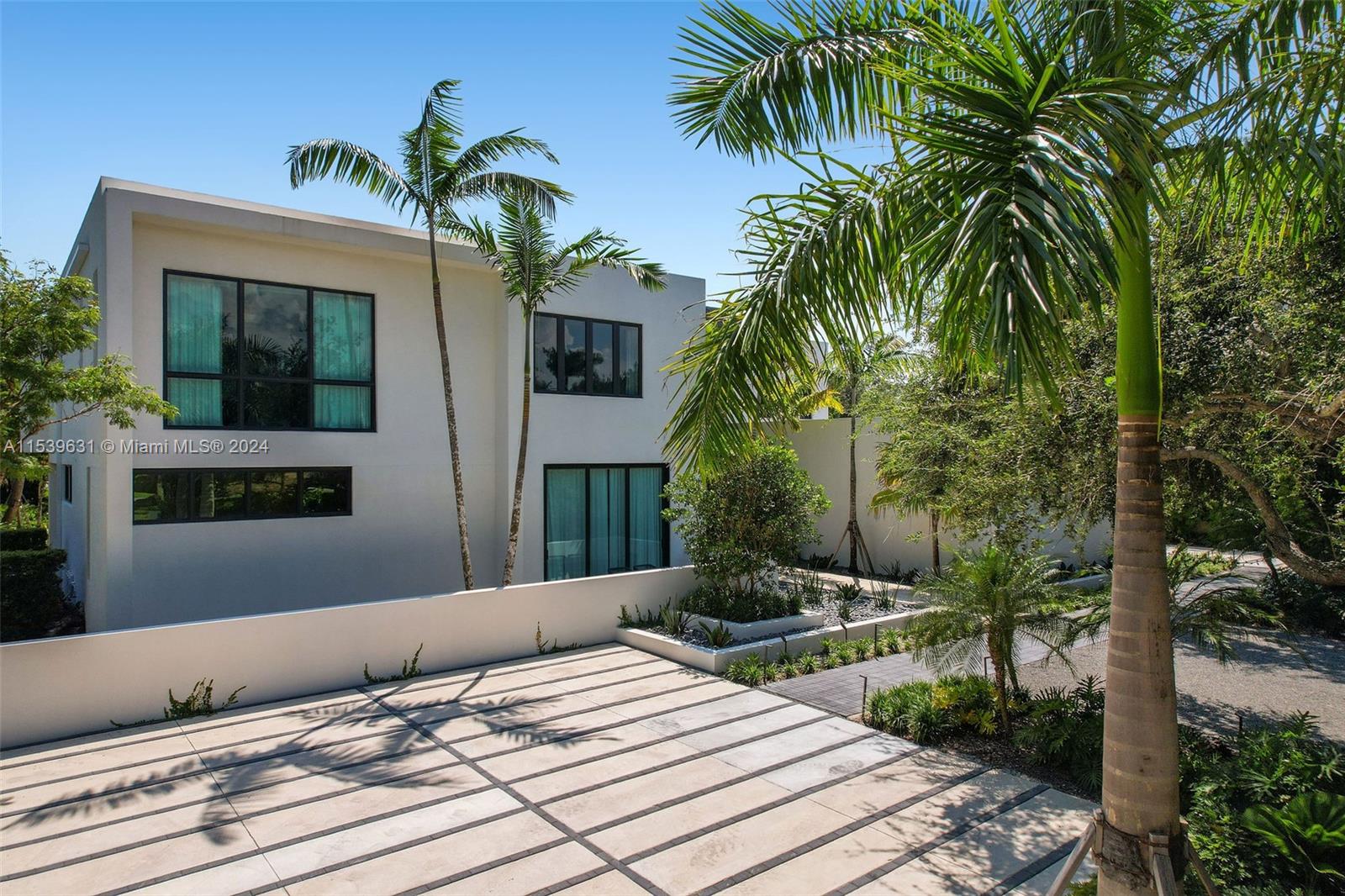TOWN & RANCH ESTS - Residential