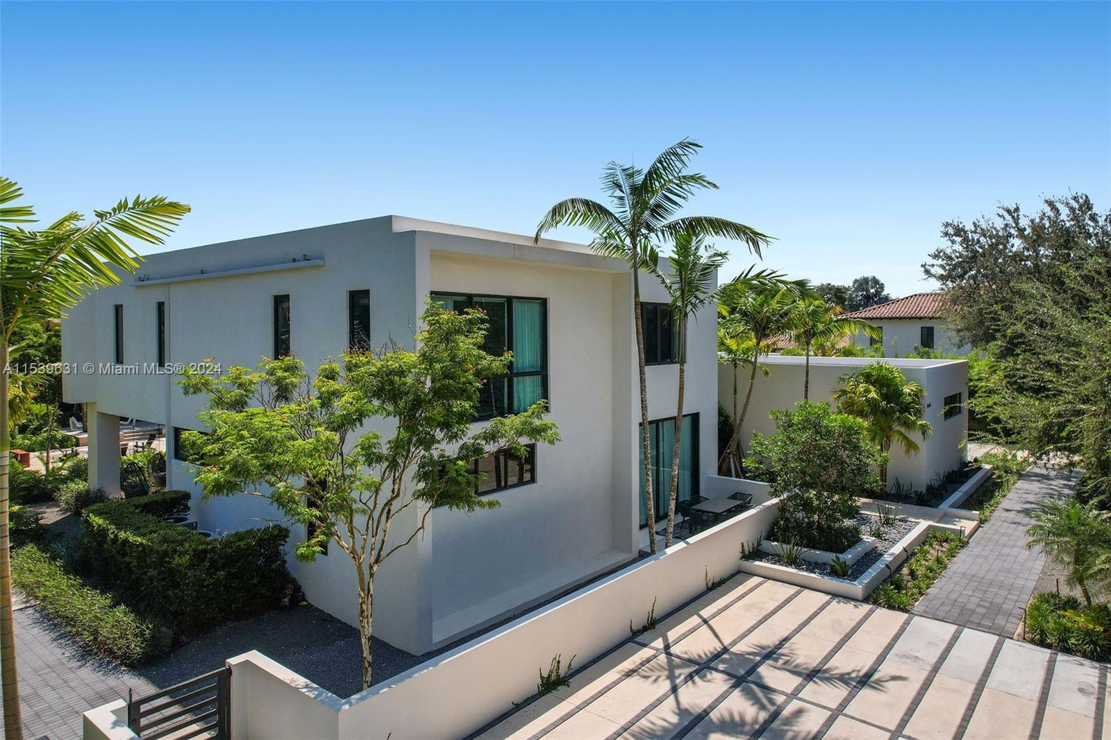 TOWN & RANCH ESTS - Residential