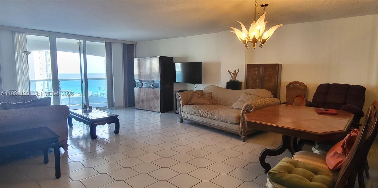 HALLMARK OF HOLLYWOOD CON - Residential
