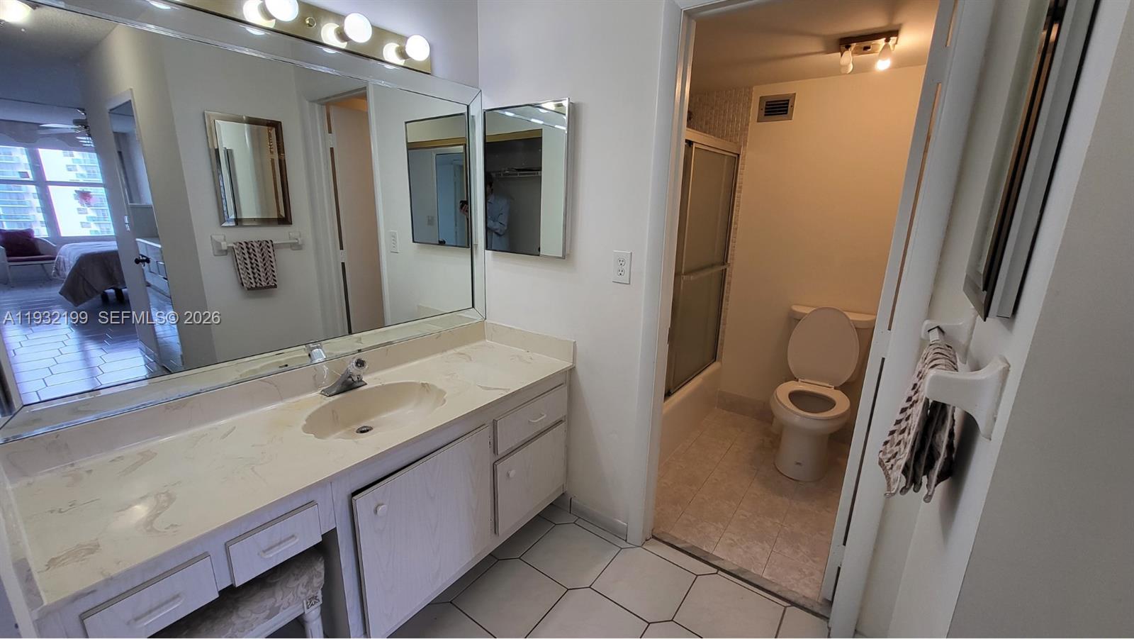 HALLMARK OF HOLLYWOOD CON - Residential