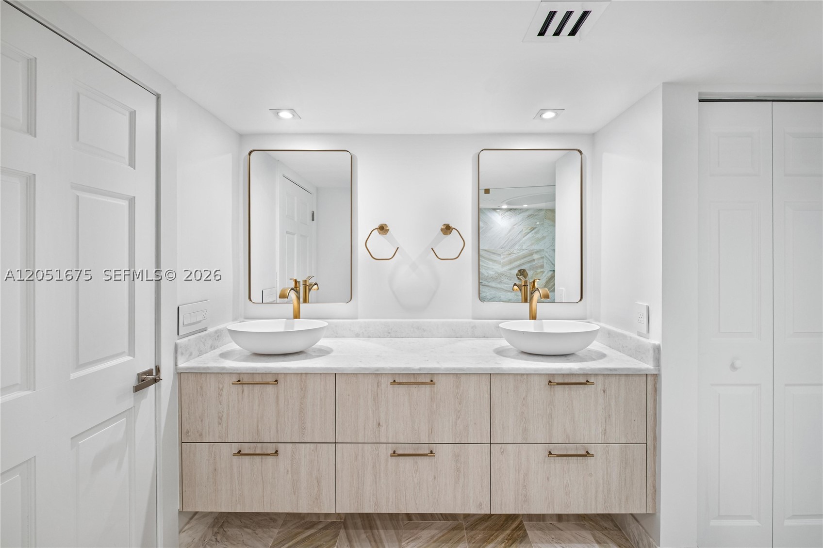 TOWERS OF QUAYSIDE CONDO - Residential Lease