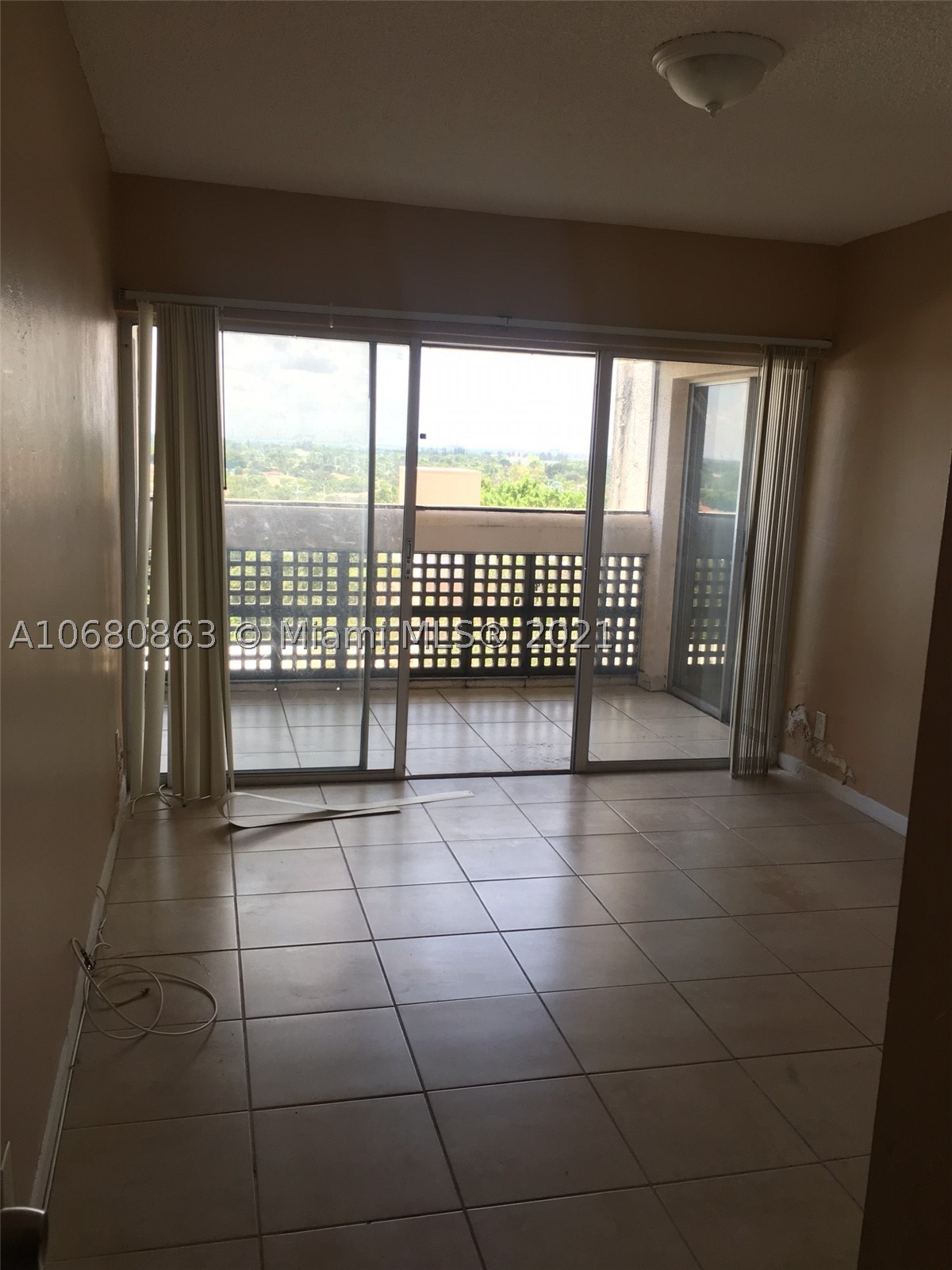 LAKES OF INVERRARY CONDO - Residential
