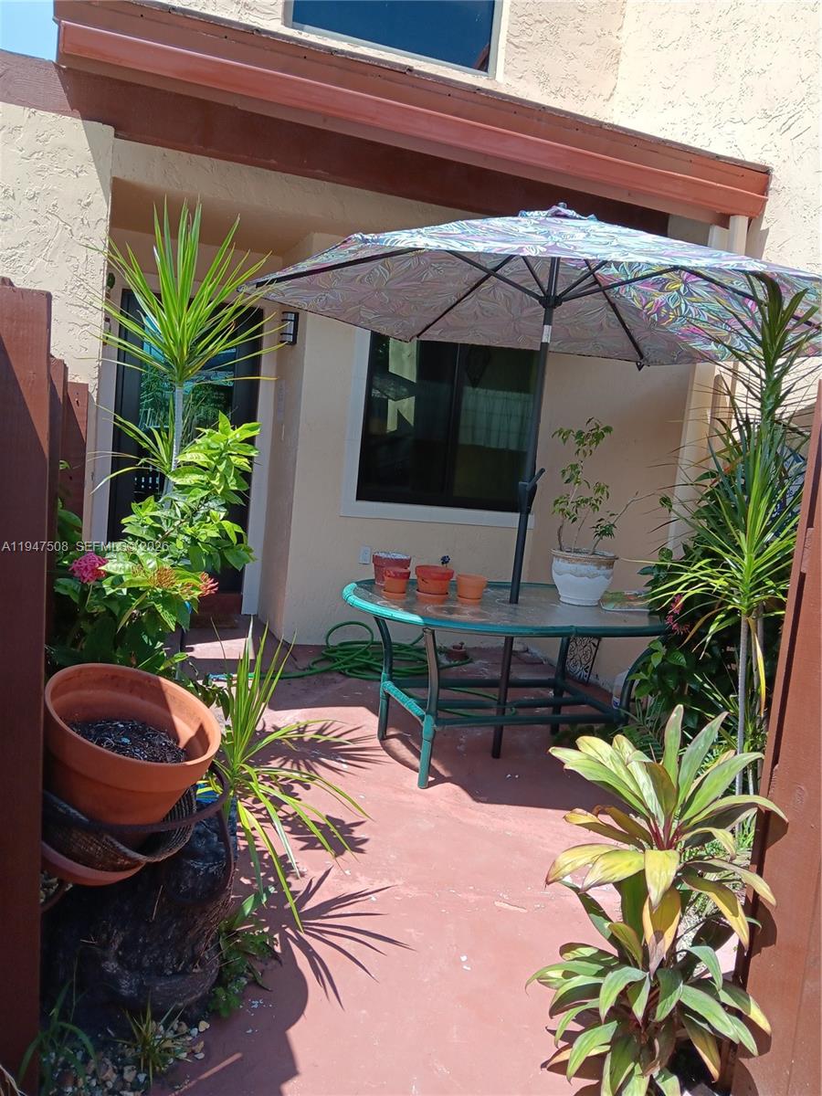 VERY NICE CONDO IN FIRST FLOOR. CLOSE TO STORES - RESTAURANTS AND FIU UNIVERSITY