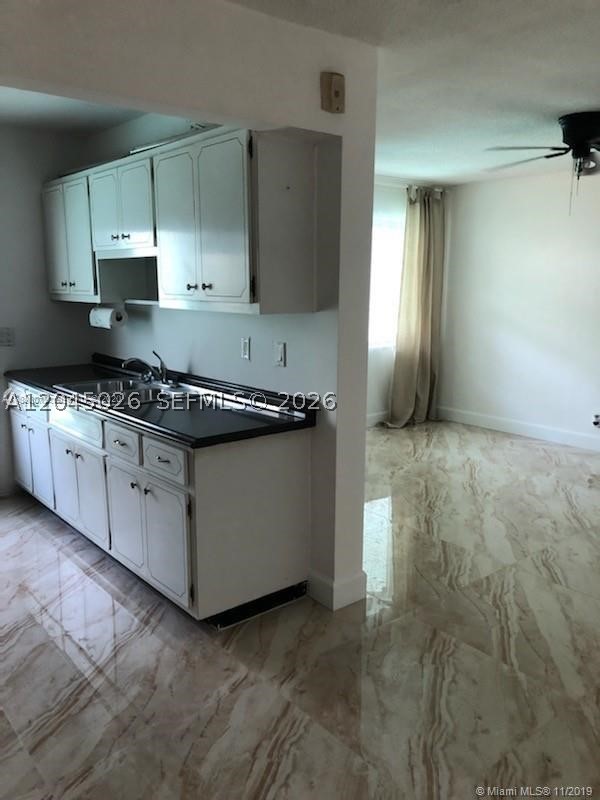 Updated one bedroom in the nice condo in the great Hollywood neighborhood. Modern kitchen, plenty of storages. Close to shoppings plazas, Russians stores, beaches