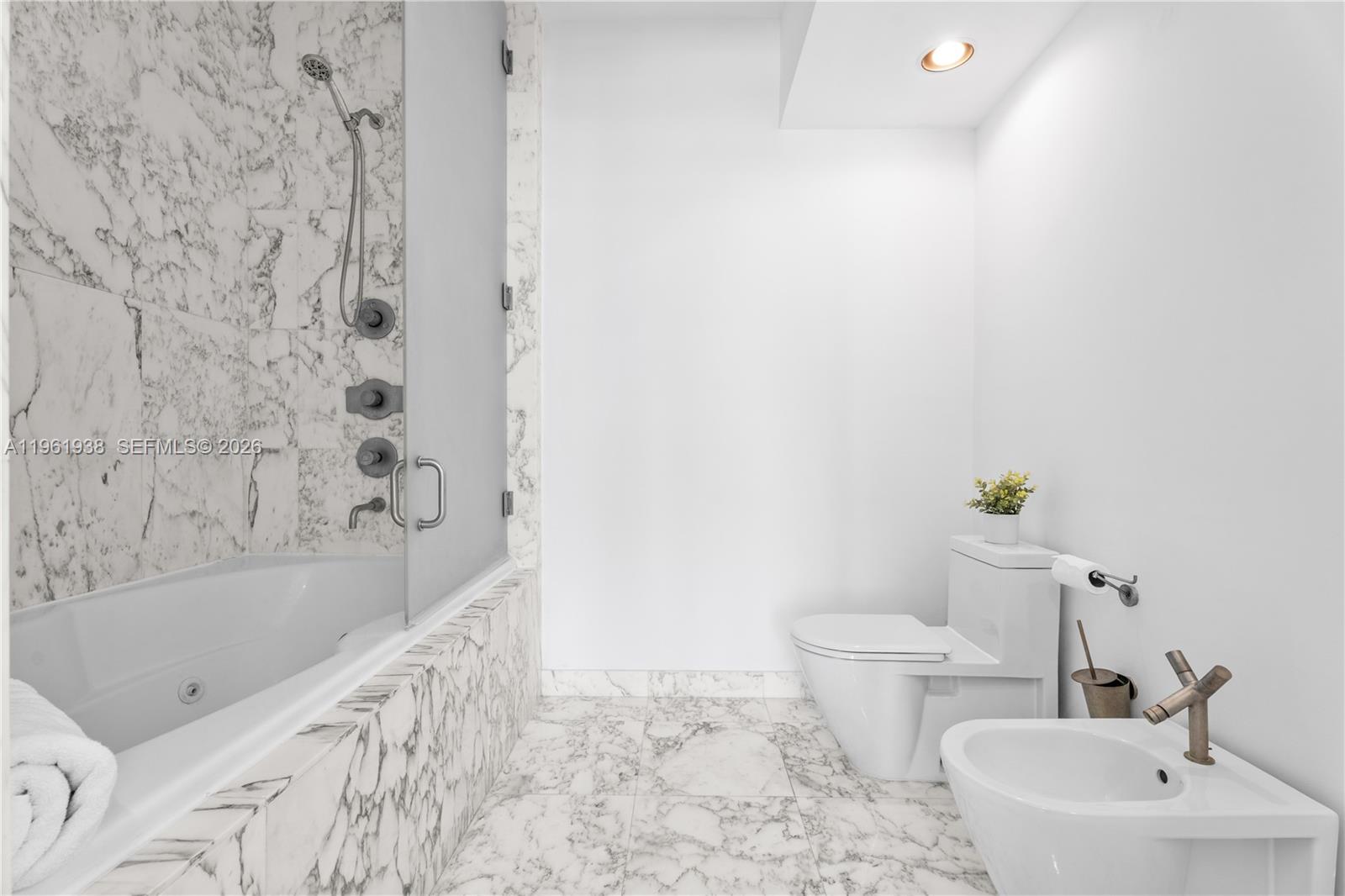 ICON CONDO - Residential