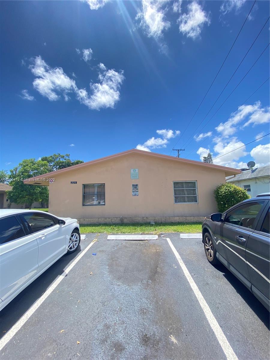 Nice Studio apartment with one parking space attached. 1 full bath with a small kitchen. Great location, near to 
I-95 and 10 mints away from the beach. Ready to Move-In.