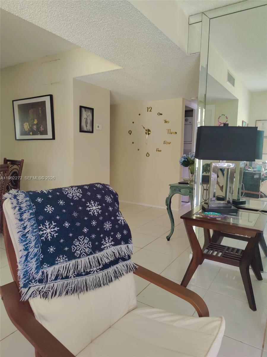 Apartment located in a convenient area, close to schools and supermarkets. Features stainless steel appliances, spacious bedrooms, and well-lit living areas. The property offers a quiet setting with golf course views.
