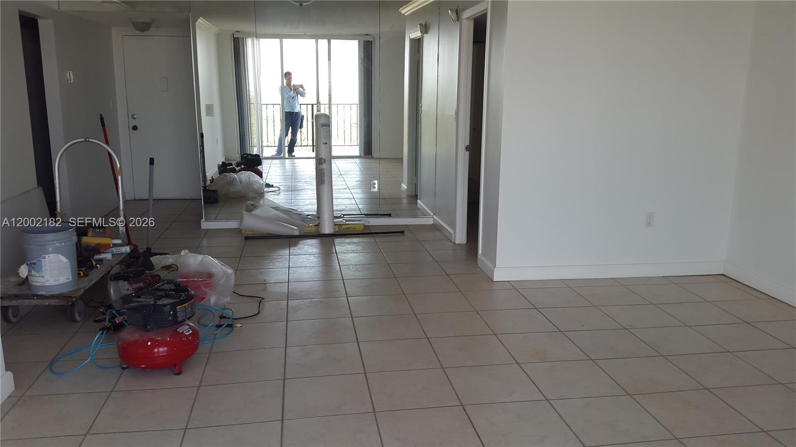SPLIT 2 BEDROOM 2 BATHROOMS IN A HIGH FLOOR IN AVENTURA. THIS IS THE ENTRANCE TO WILLIAMS ISLAND AND IT IS A FULL SERVICE BUILDING, 2 POOLS, TENNIS, GYM, 24 HRS SECURITY, PARTY ROOM, BILLIARD, GUARD GATE, COVERED PARKING & MUCH MORE. THIS WONT LAST