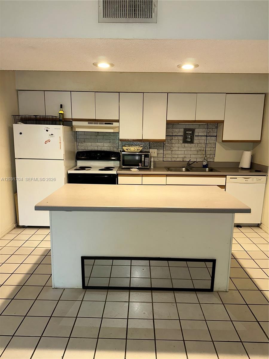 WINDWARD LAKES CONDO - Residential