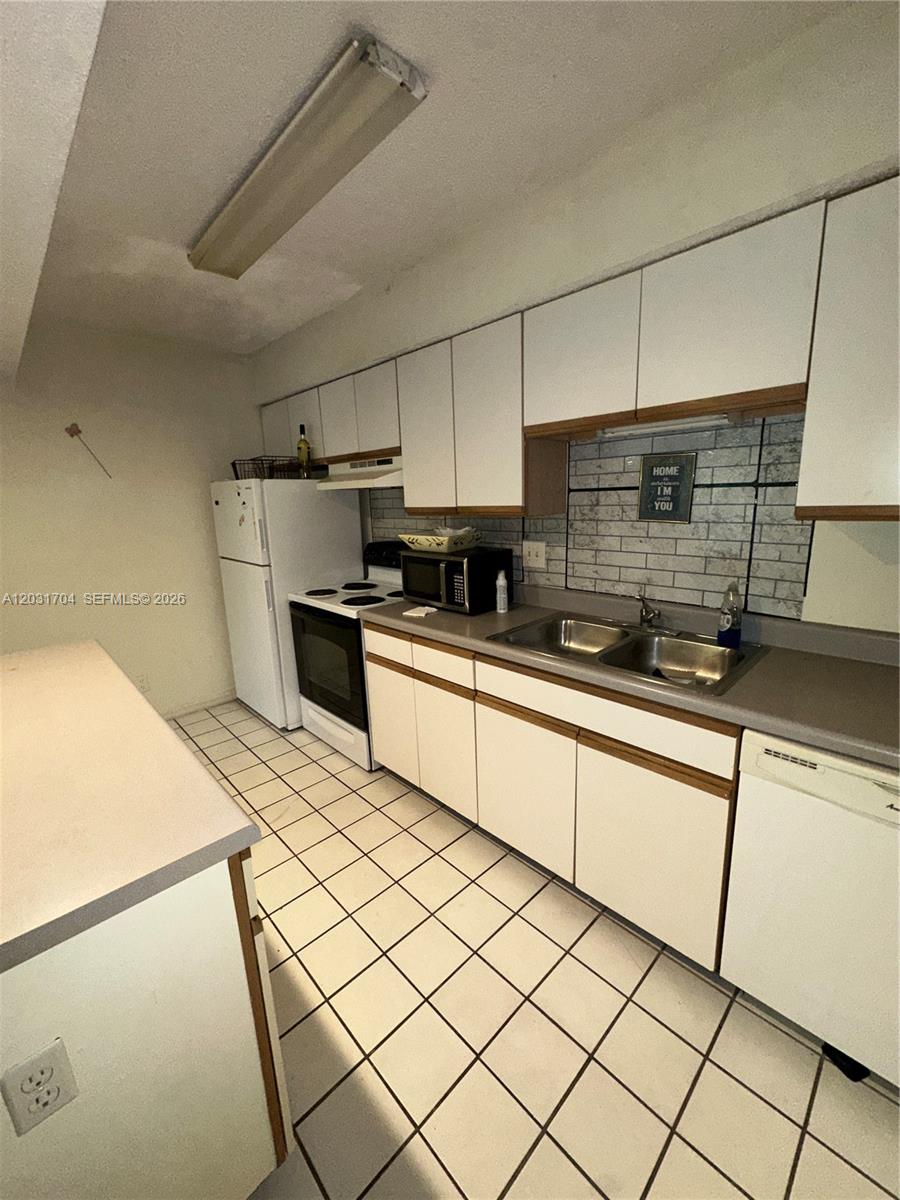 WINDWARD LAKES CONDO - Residential