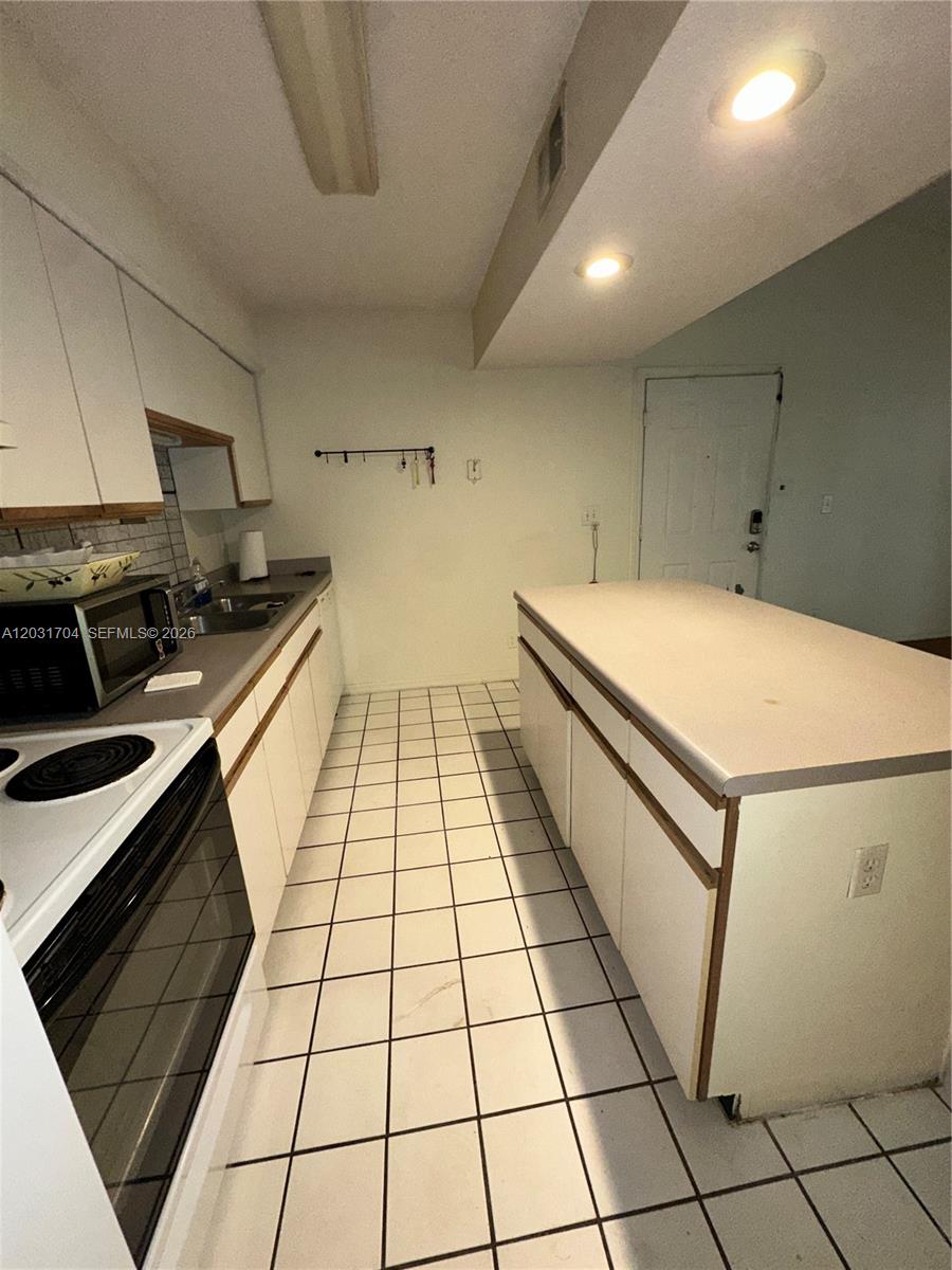 WINDWARD LAKES CONDO - Residential