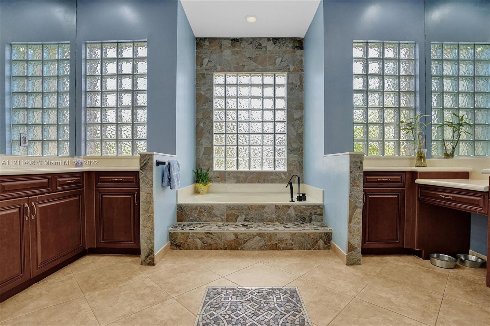 SUNSET LAKES PLAT THREE - Residential Lease