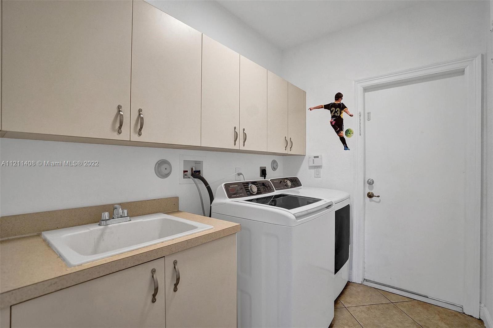 SUNSET LAKES PLAT THREE - Residential Lease