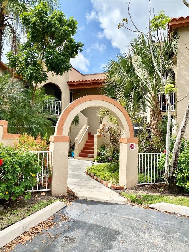 Bright and spacious 2 bed 2 bath apartment in Windmill Lakes. Close to Turnpike, Pembroke Pines Mall, restaurants, supermarkets, and more.
Rented to same tenant for 12 years.
