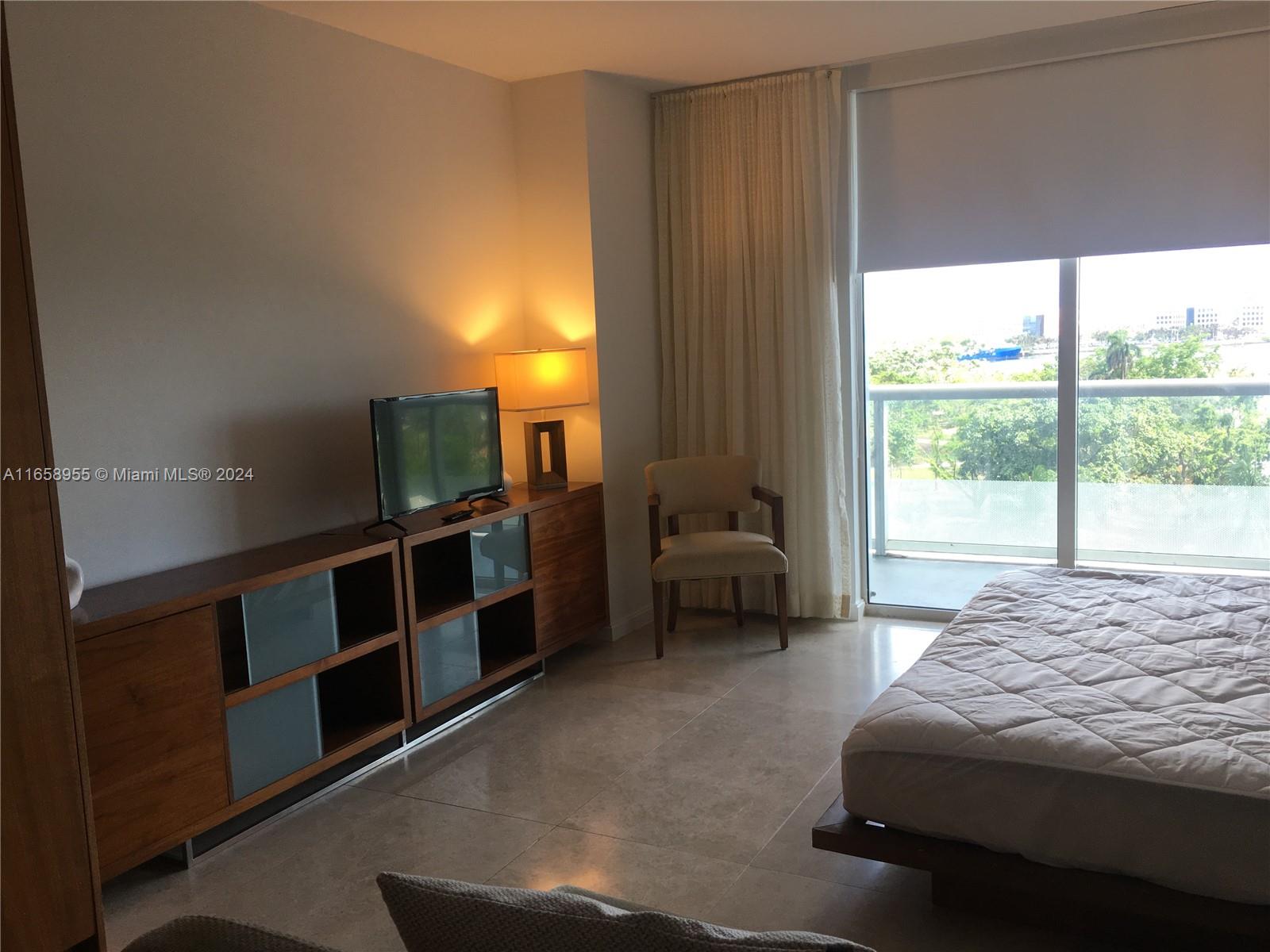 Centrally located studio in the heart of Downtown Miami, fully furnished with great city views. Building offers great amenities and 24 hr security, fully equipped gym, sauna, spa, pool and jacuzzi. Please text listing agent for showing  instructions.