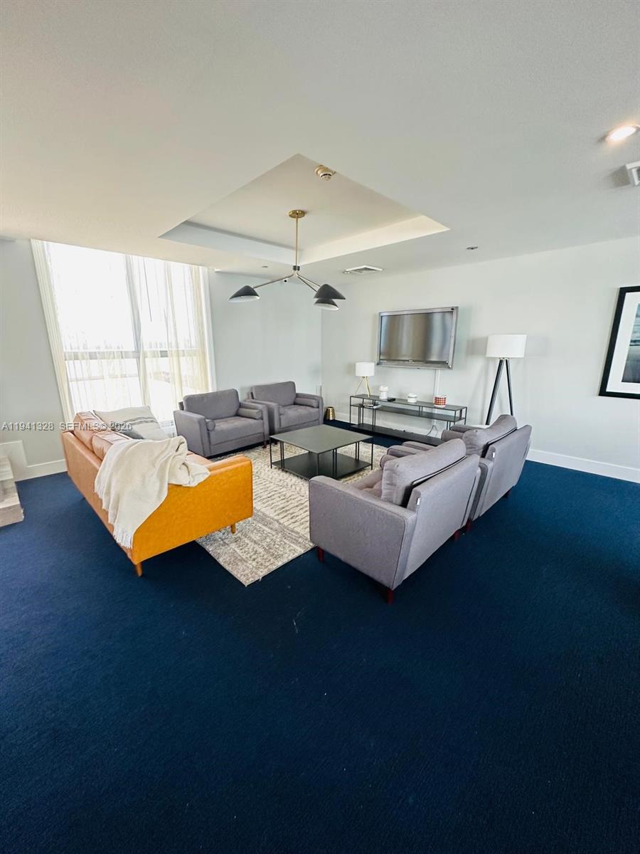 HOLLYWOOD STATION RES CON - Residential