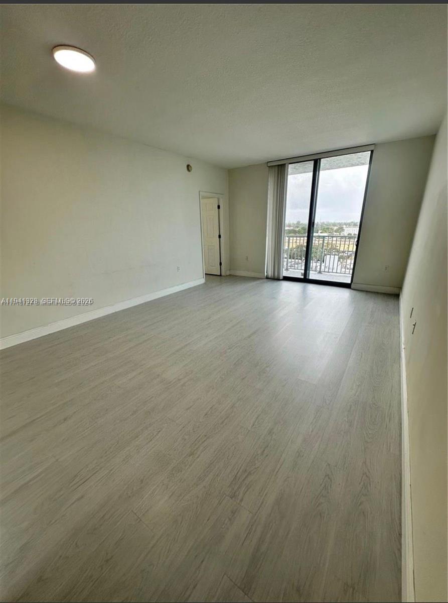 HOLLYWOOD STATION RES CON - Residential