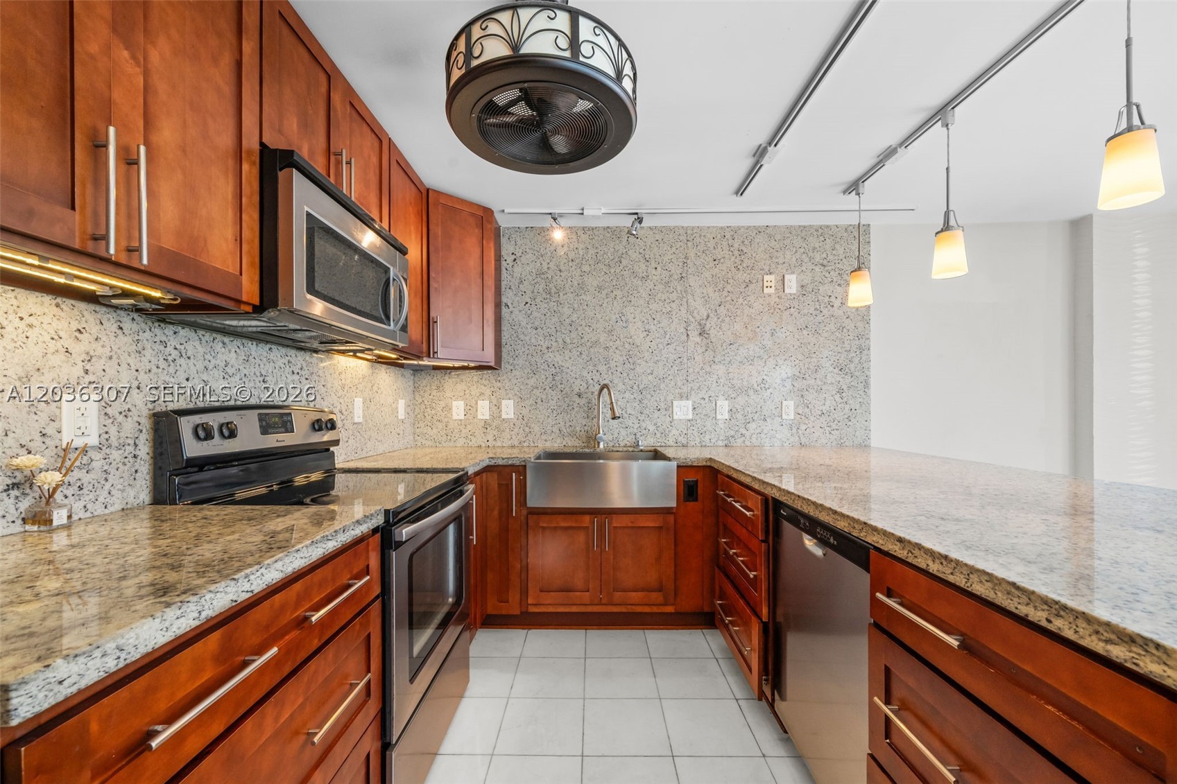 BAYVIEW TERR CONDO - Residential