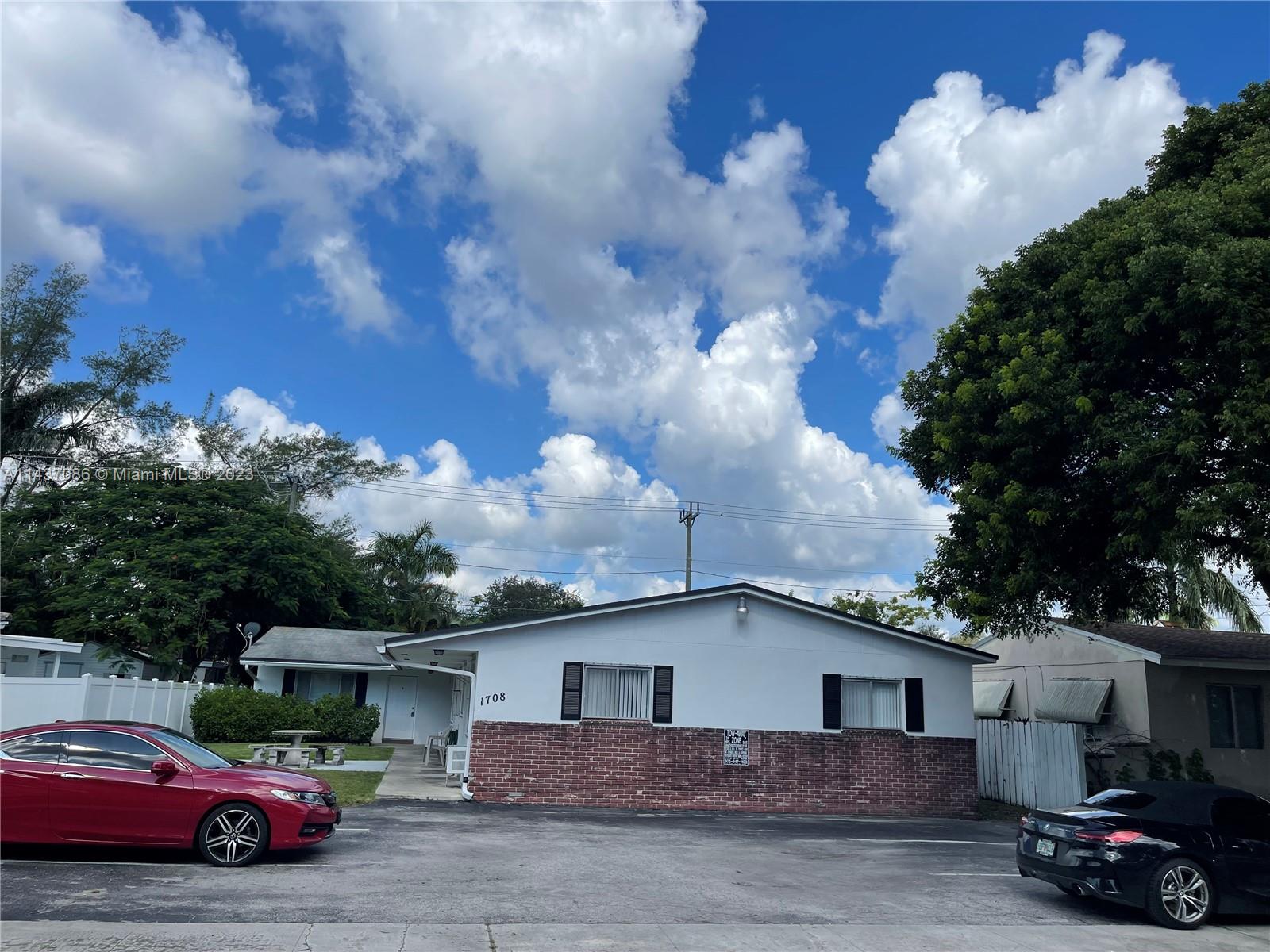 FULLY RENOVATED 2BEDROOM / 2 BATHROOM, SPACIOUS UNIT, EAST OF US1 CLOSE TO THE BEACH AND GOLF COURSE, NEW KITCHEN AND NEW BATHROOM, 2 PARKING SPACES.