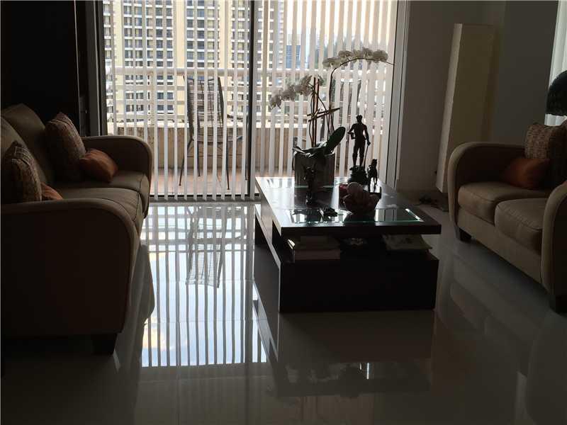NICE CORNER UNIT 2/2 PLUS DENN. NEW TILE FLOORS. BUILDING WITH ALL THE AMMENITIES. SHOW IT AND RENT IT.