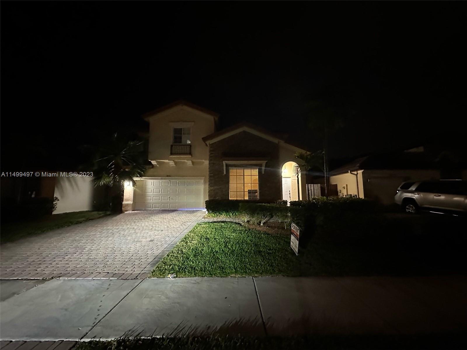 Come and look at this beautiful two floor 4/2 house that is in a good area and has a close mall, schools, supermarkets, and a park, neighborhood is quiet, house is very spacious, and has a nice and big backyard for entertainment