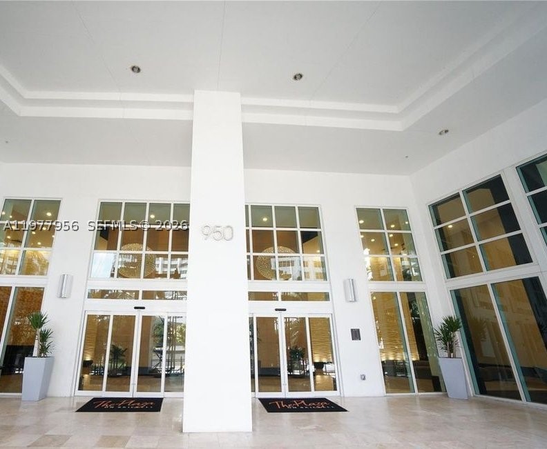 AMAZING!! 2/2 at the plaza, in the heart of Brickell ! unit has a beautiful WATERVIEW  facing Brickell key all the way to Miami Beach and amazing day & night views of the city! ,stainless steel appliances and washer/dryer inside unit. Best located building in Brickell that features amenities such as 24/7 fitness center ,pool, business center, club room and theater room! unit was recently painted and professionally cleaned. It very easy to show!!