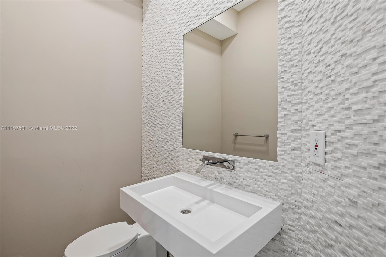 SEVEN ISLES - LAS OLAS - Residential