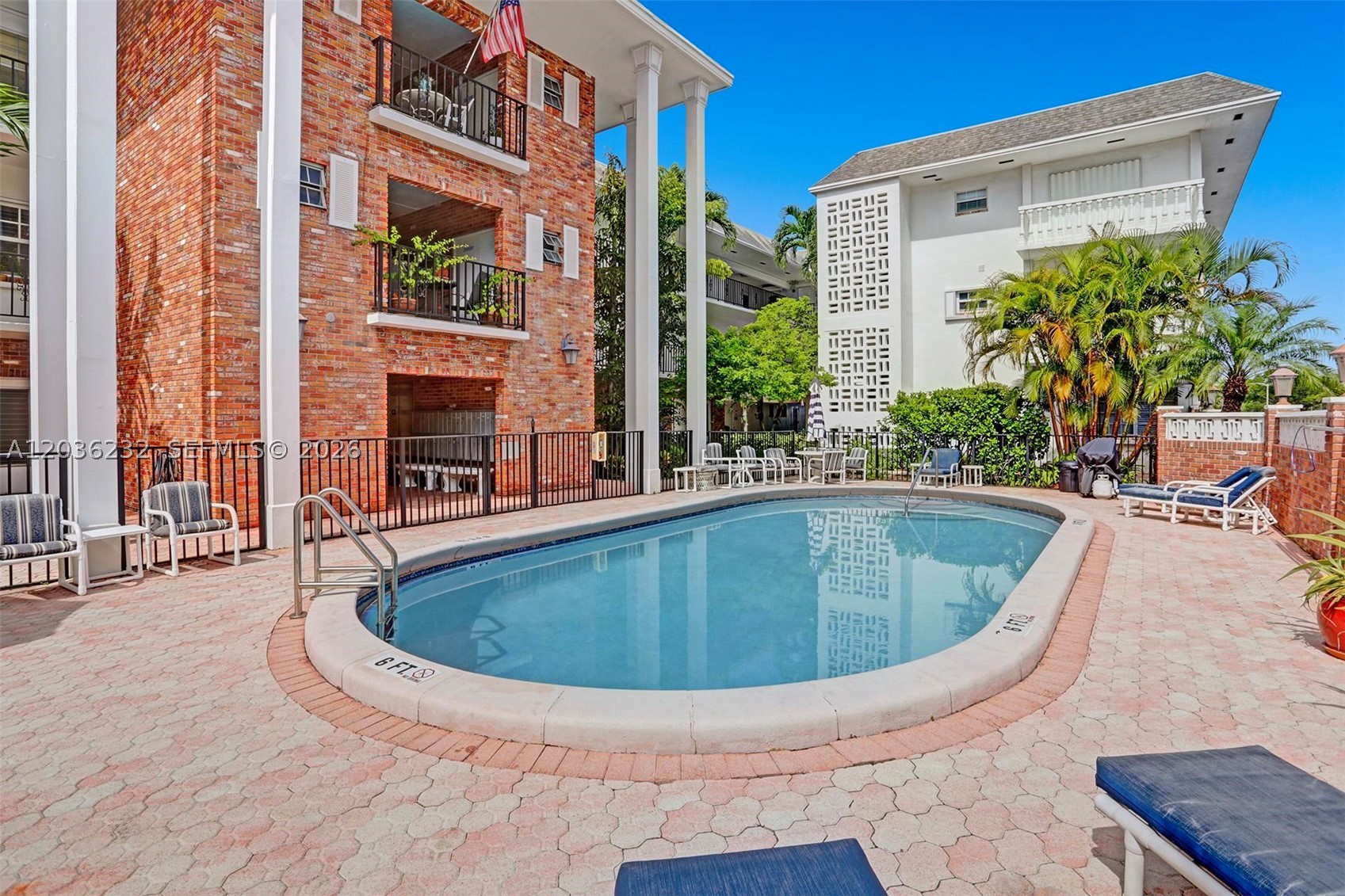 COLONIAL MANOR EAST APART - Residential