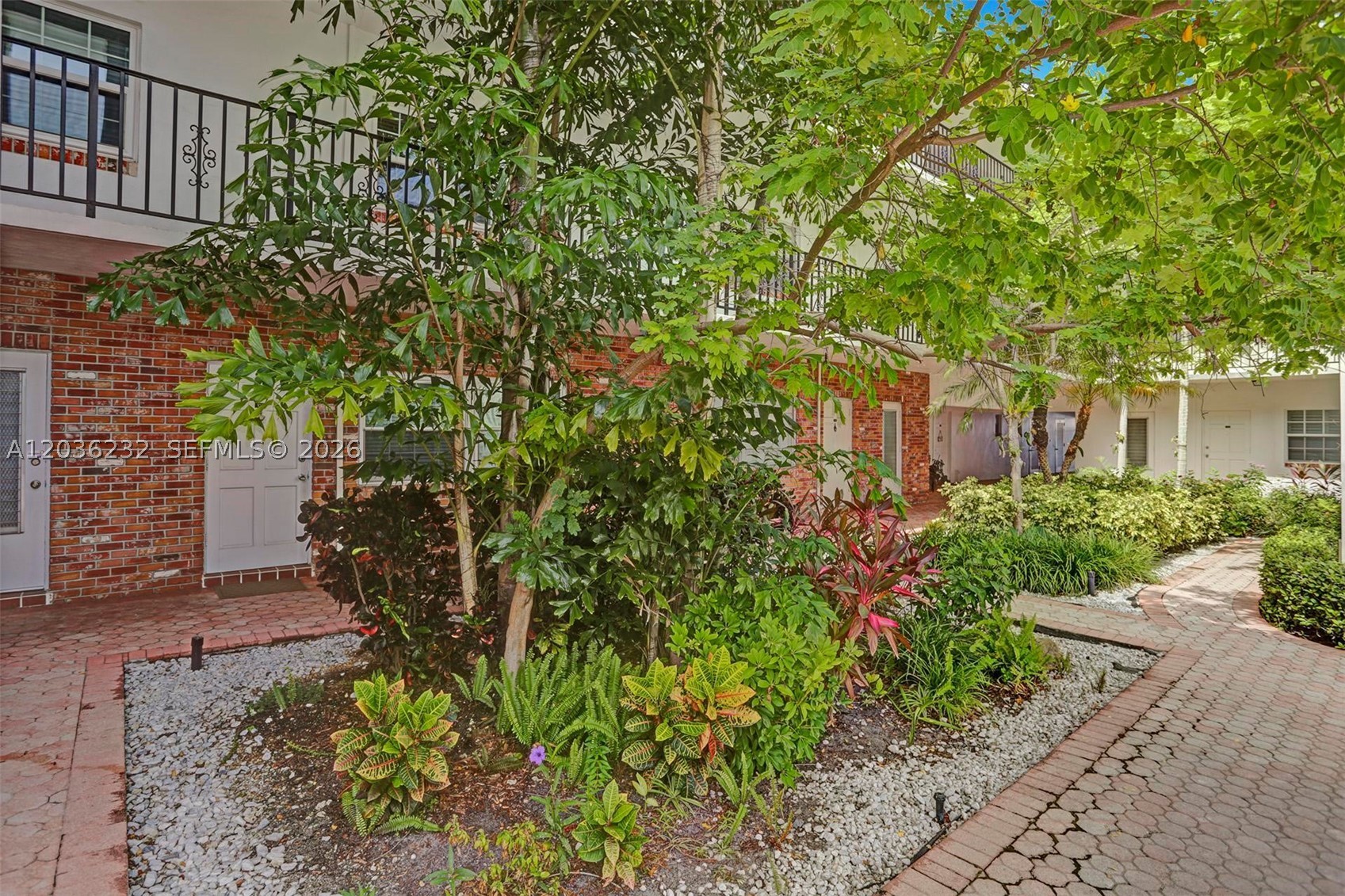 COLONIAL MANOR EAST APART - Residential