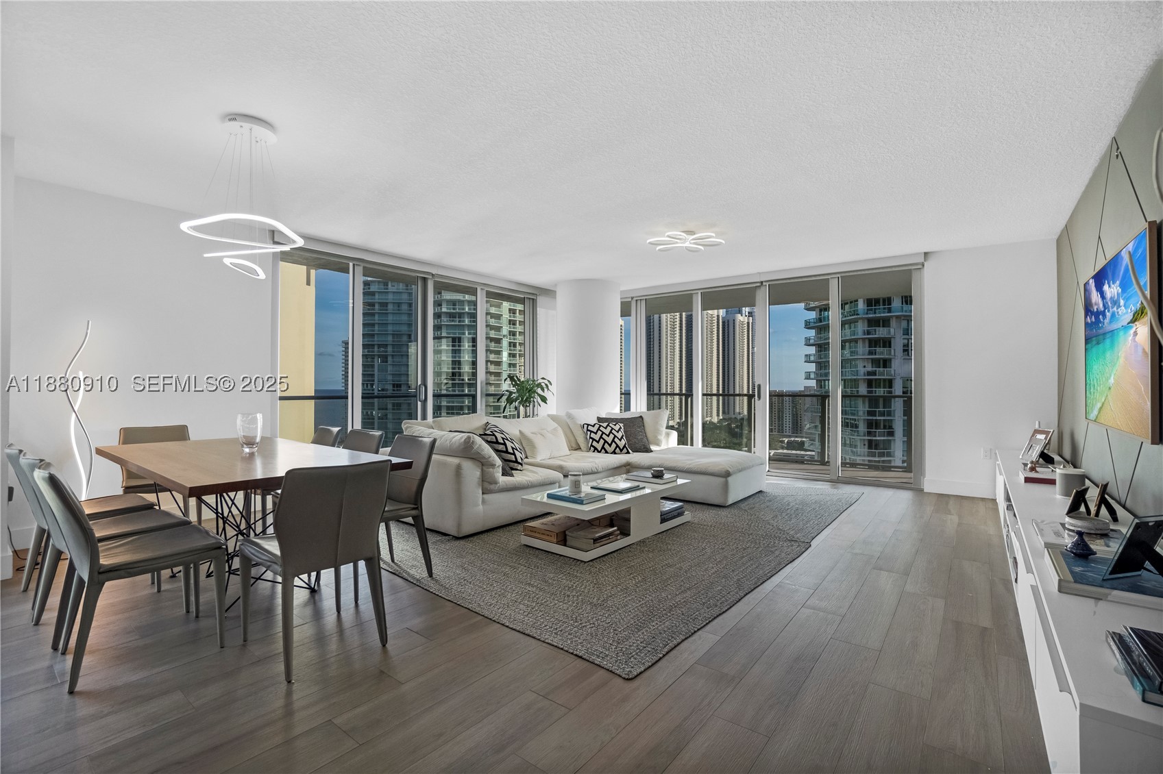 PARQUE TOWERS CONDO - Residential