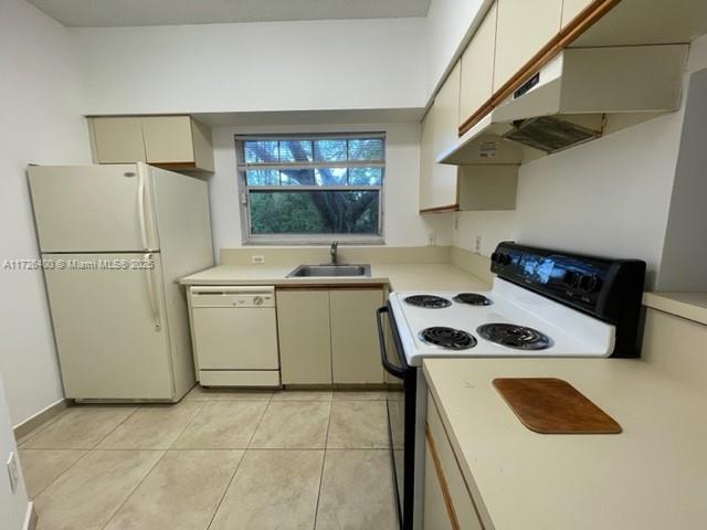 Very nice 2/2 unit in a great gated community. First floor entry with screened patio with lake views. Very well
maintained community with Management on site. The community has tennis court, 2 swimming pools and exercise
room. Excellent location with great access to I95.Easy to show! Unit will be cleaned on Friday.