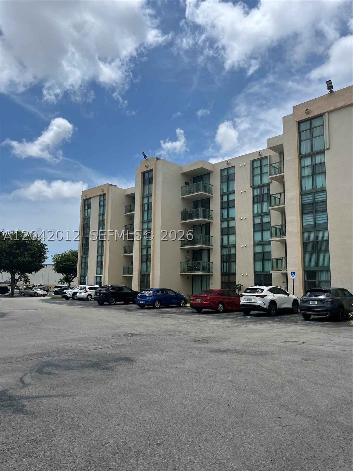INTERNATIONAL TOWERS COND - Residential