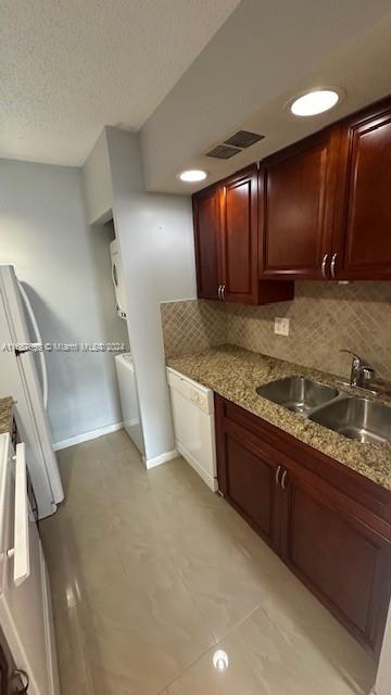 LAKEWOOD VILLAGE - Residential Lease