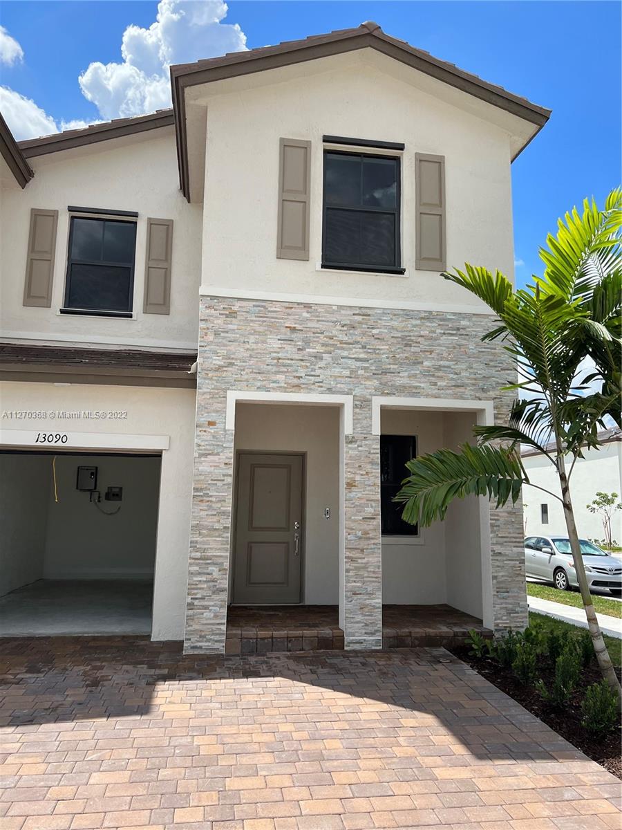 Brand new townhouse in the amazing Siena Reserve by Lennar. Property features 4 bedroom all of them second floor and 2.5 baths with a spacious patio to enjoy. One car garage corner unit with plenty of space to park 3 more cars outside and guest parking around the townhouse. Be the first to enjoy the positive energy of this great unit.