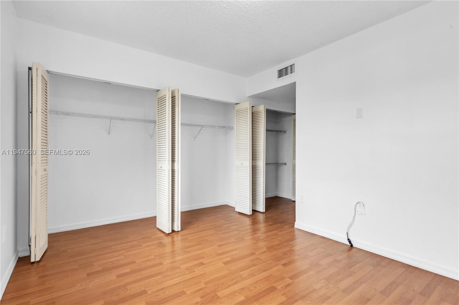 THE OAKVIEW CONDO NO 5 - Residential Lease