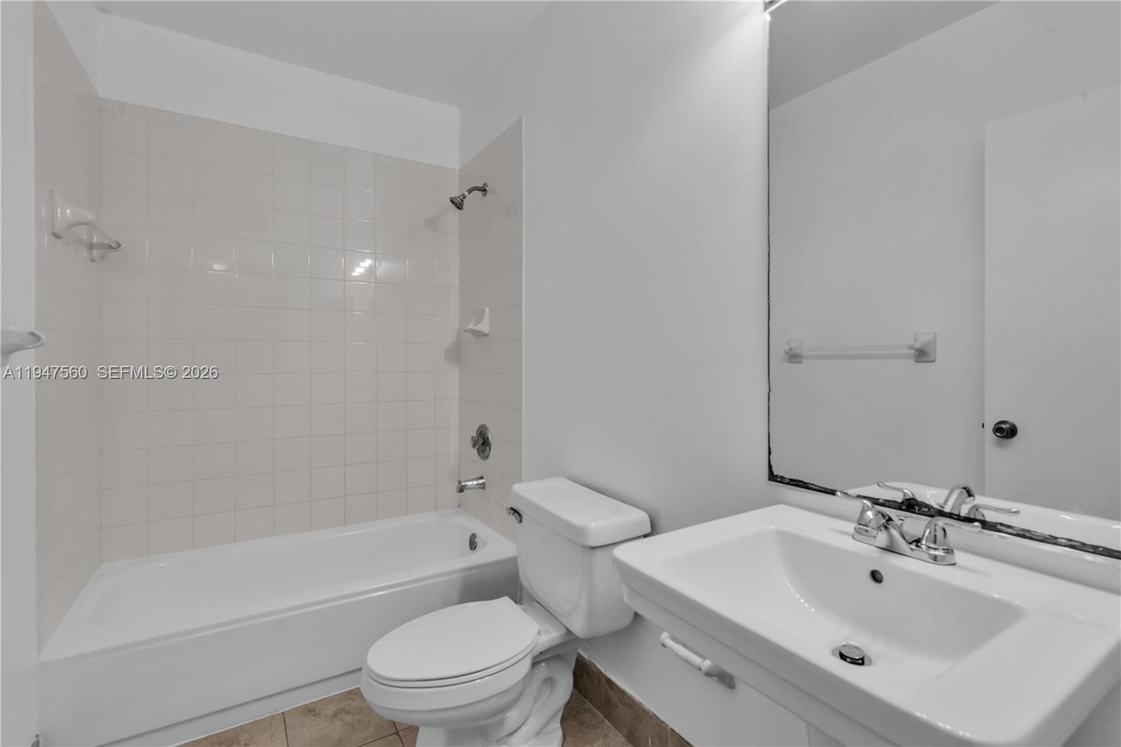 THE OAKVIEW CONDO NO 5 - Residential Lease